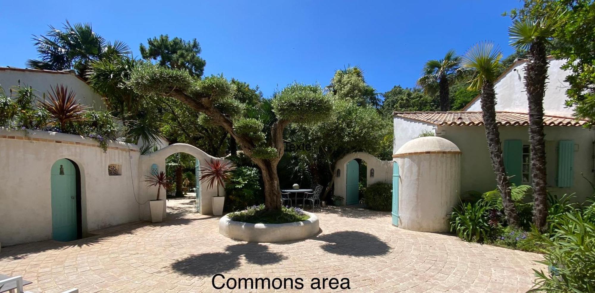With Beautiful Private Garden On The Forest In Domino * Les Sables Vignier